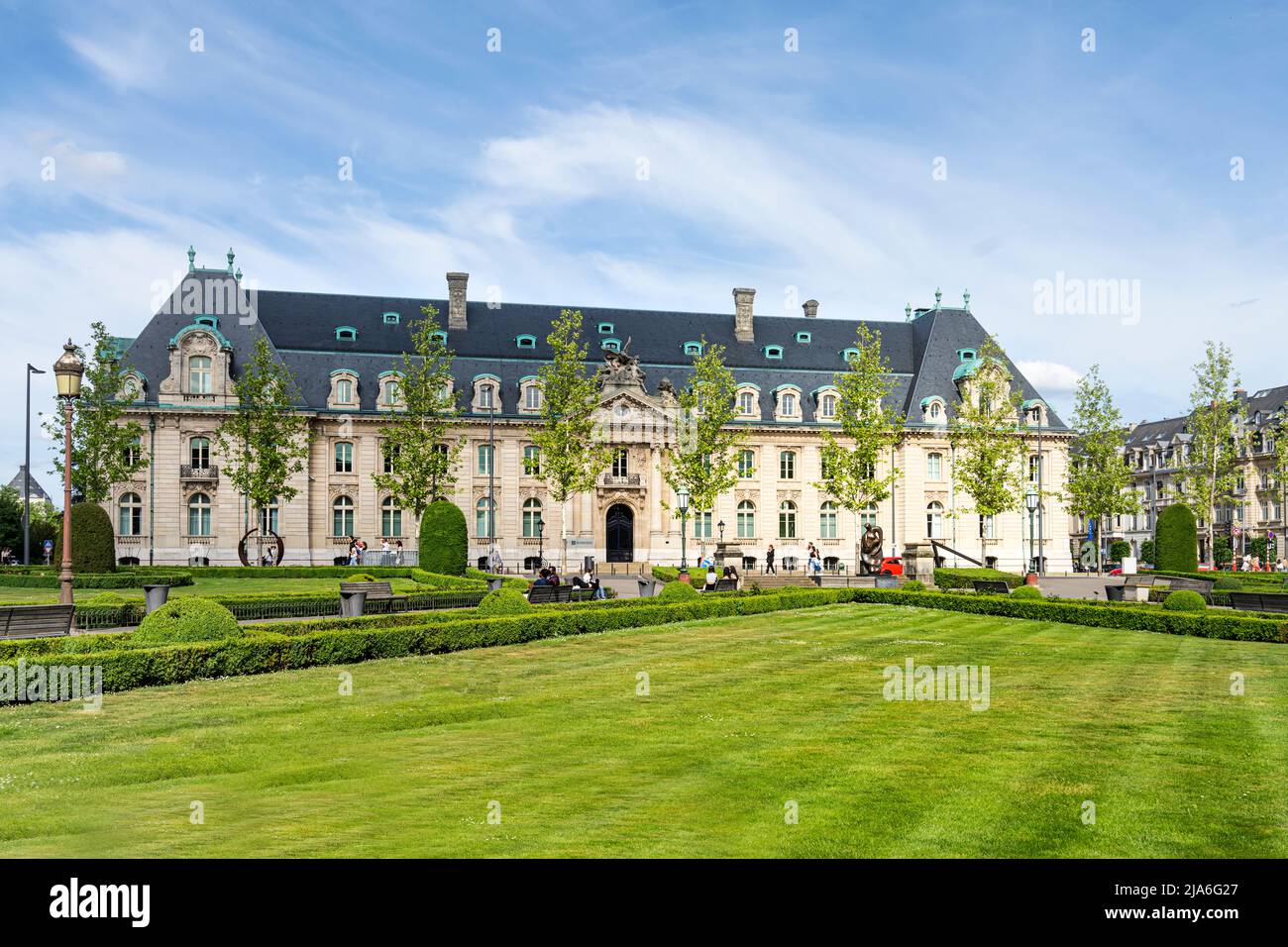 Ciudad de Luxemburgo, mayo de 2022. Vista panorámica del edificio de la sede del Banco Spuerkees en el centro de la ciudad Foto de stock