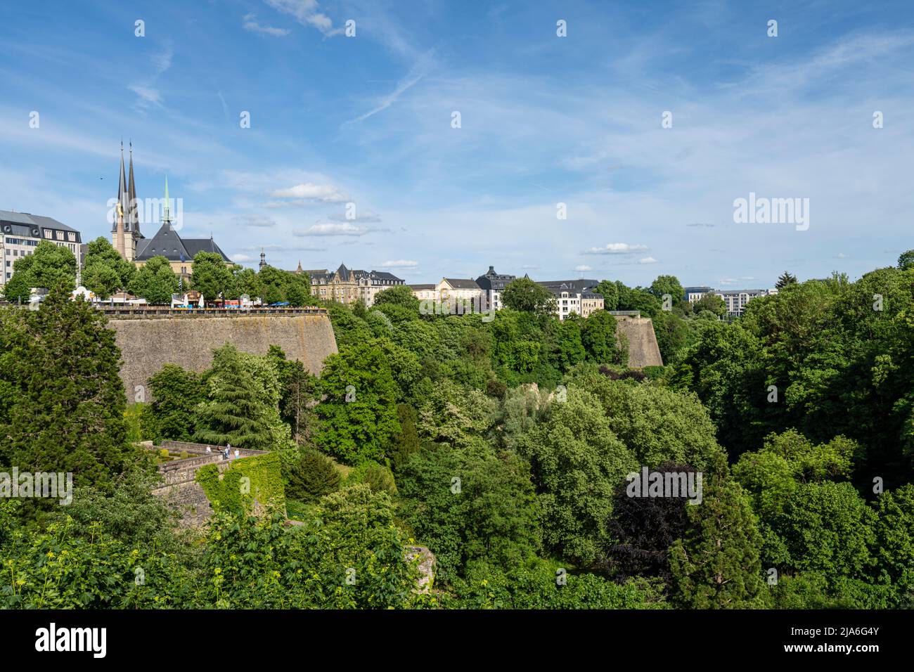 Ciudad de Luxemburgo, mayo de 2022. Vista panorámica de los Casemates Petrusse en el centro de la ciudad Foto de stock