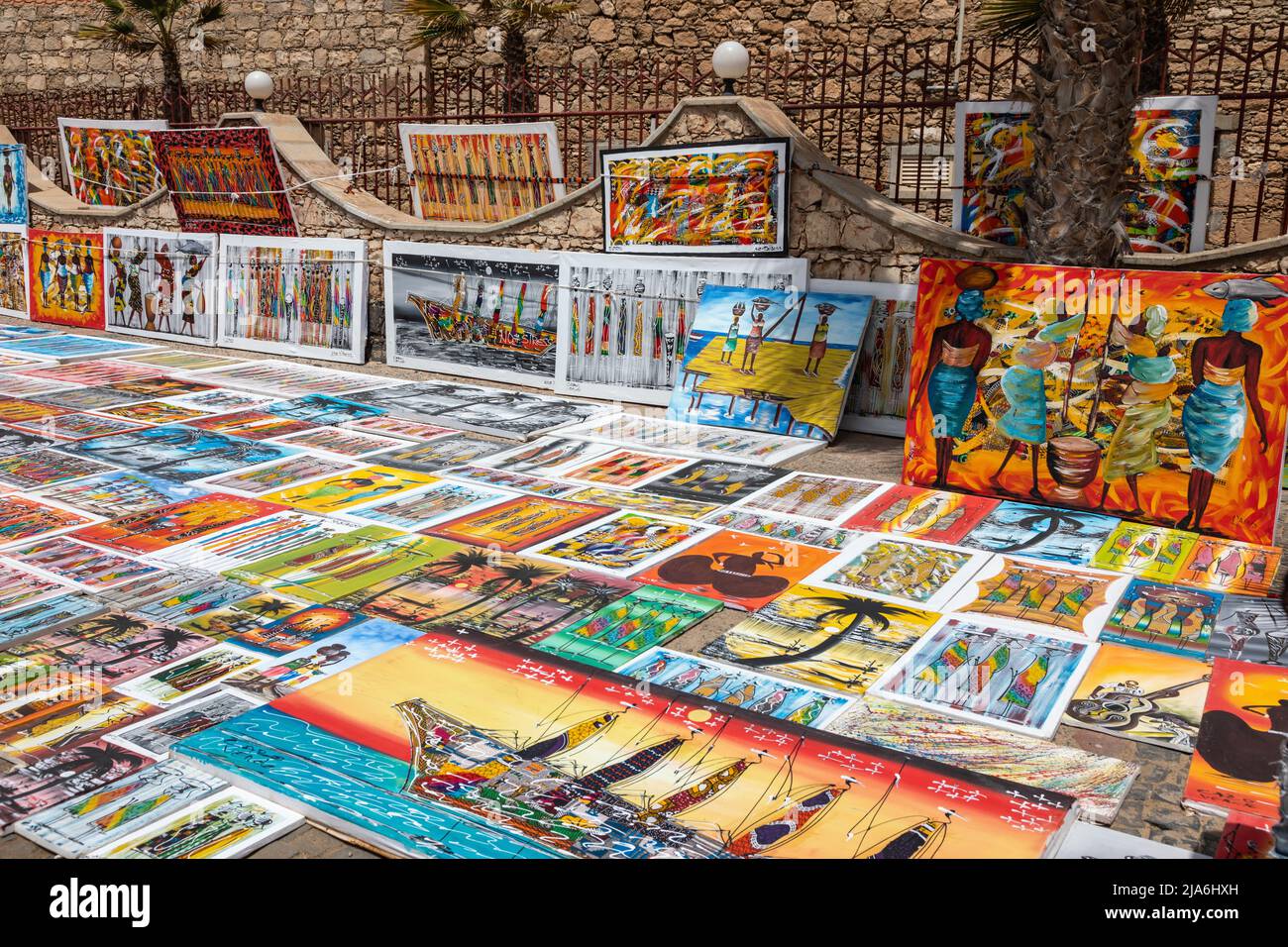 Brillantes obras de arte / pinturas africanas en venta expuestas en una  calle en Santa Maria, Sal, Isla de Cabo Verde, Islas Cabo Verde, África  Fotografía de stock - Alamy