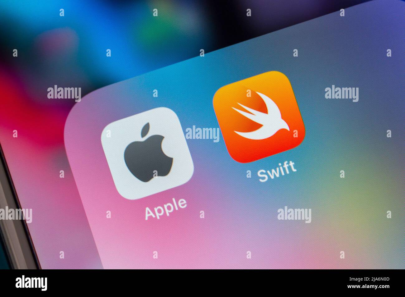 Kumamoto, JAPÓN - Feb 15 2021 : Apple y Swift iconos en el iPhone. Swift es un lenguaje de programación compilado de propósito general, multiparadigma y de Apple Inc Foto de stock