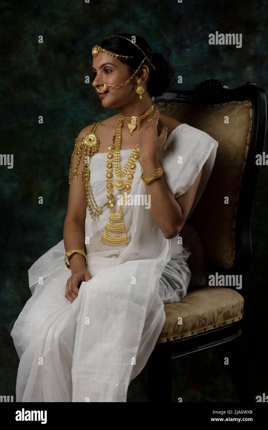 Retrato de mujer alegre posando en ropa tradicional india mostrando  movimiento de baile. aislado sobre fondo blanco