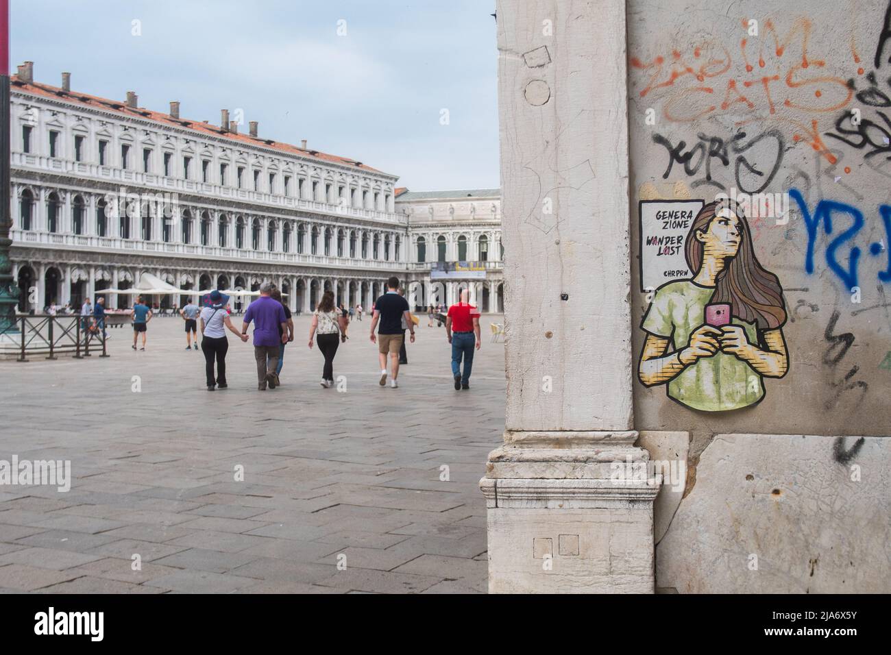 Venecia, en la plaza de San Marcos, un nuevo graffiti ha peraido en los últimos días. Foto de stock