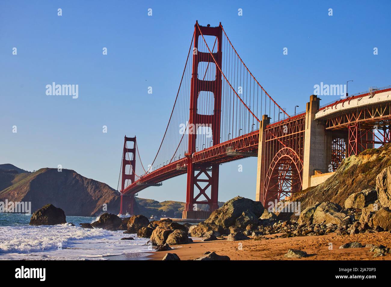Puente Golden Gate desde la playa al atardecer Foto de stock