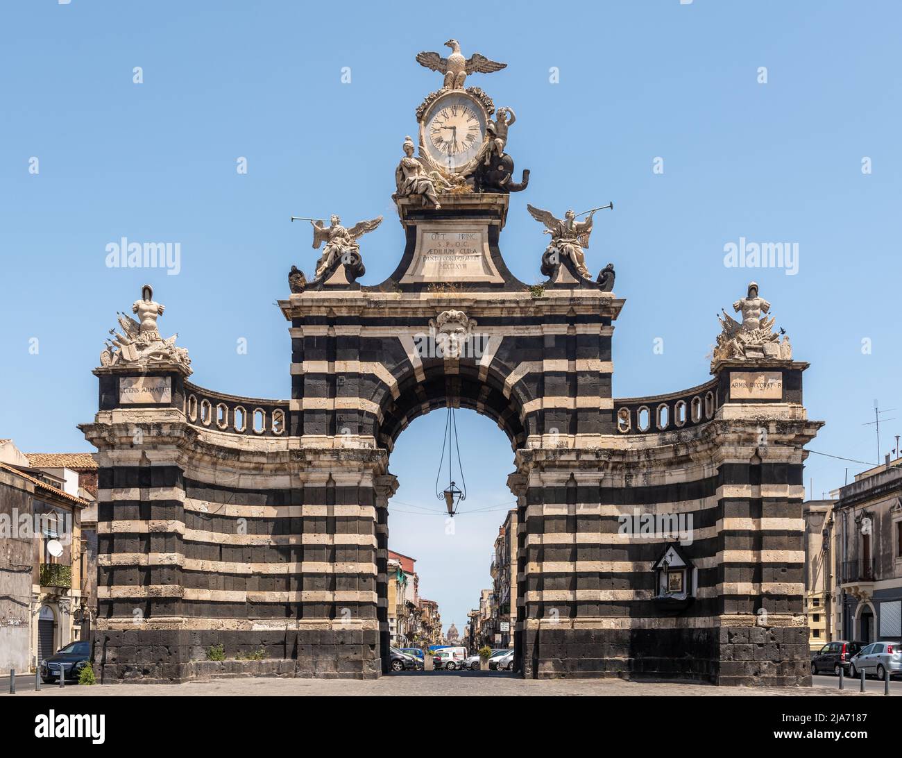 La Porta Garibaldi en Catania, Sicilia, Italia, un gran arco triunfal construido en 1768 para celebrar el matrimonio del rey Fernando I. Foto de stock