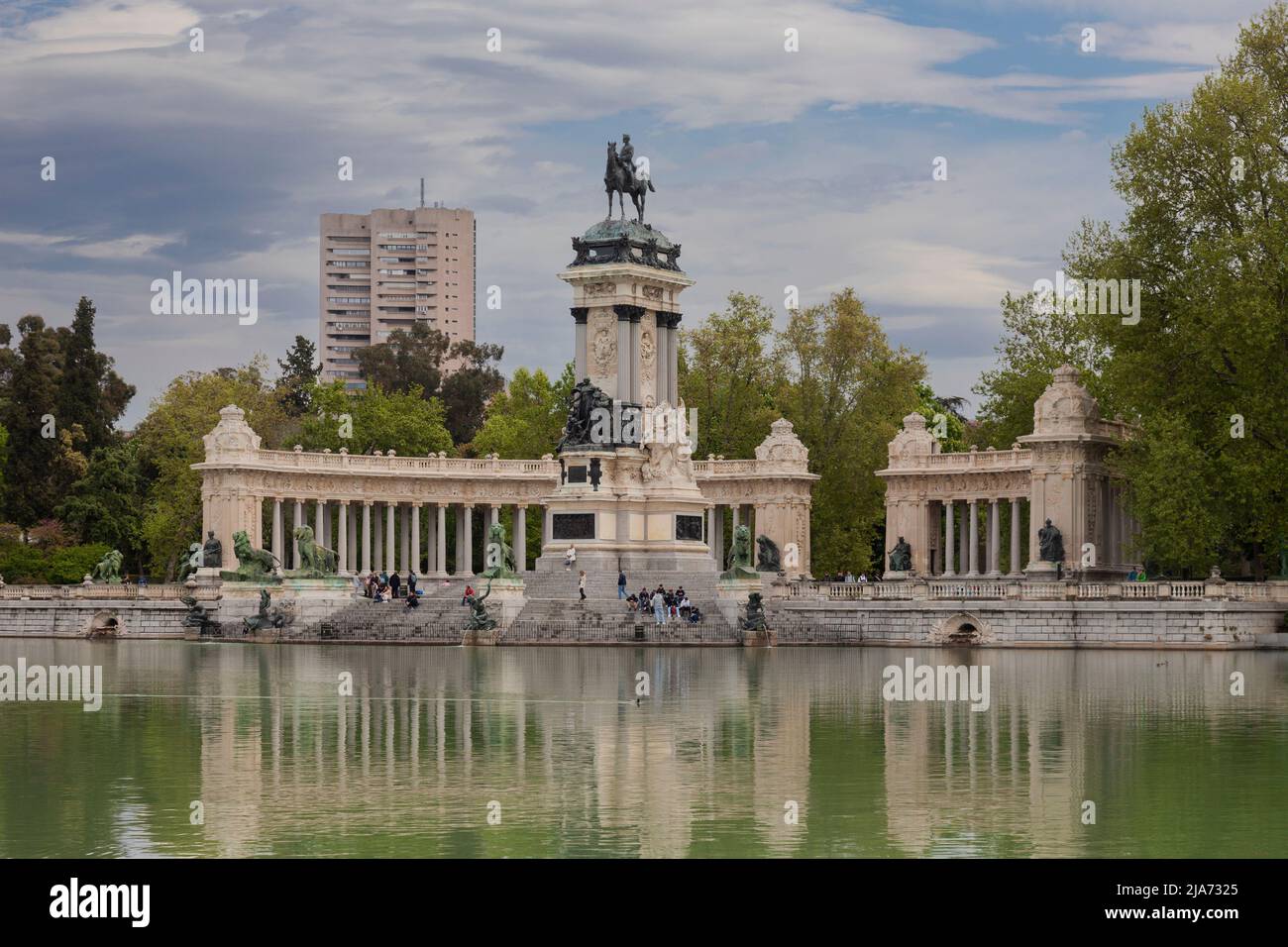 Visitantes del popular monumento a Alfonso XII, en el lago artificial del parque El Retiro, en el centro de Madrid, España. Se completó en 1922. Foto de stock