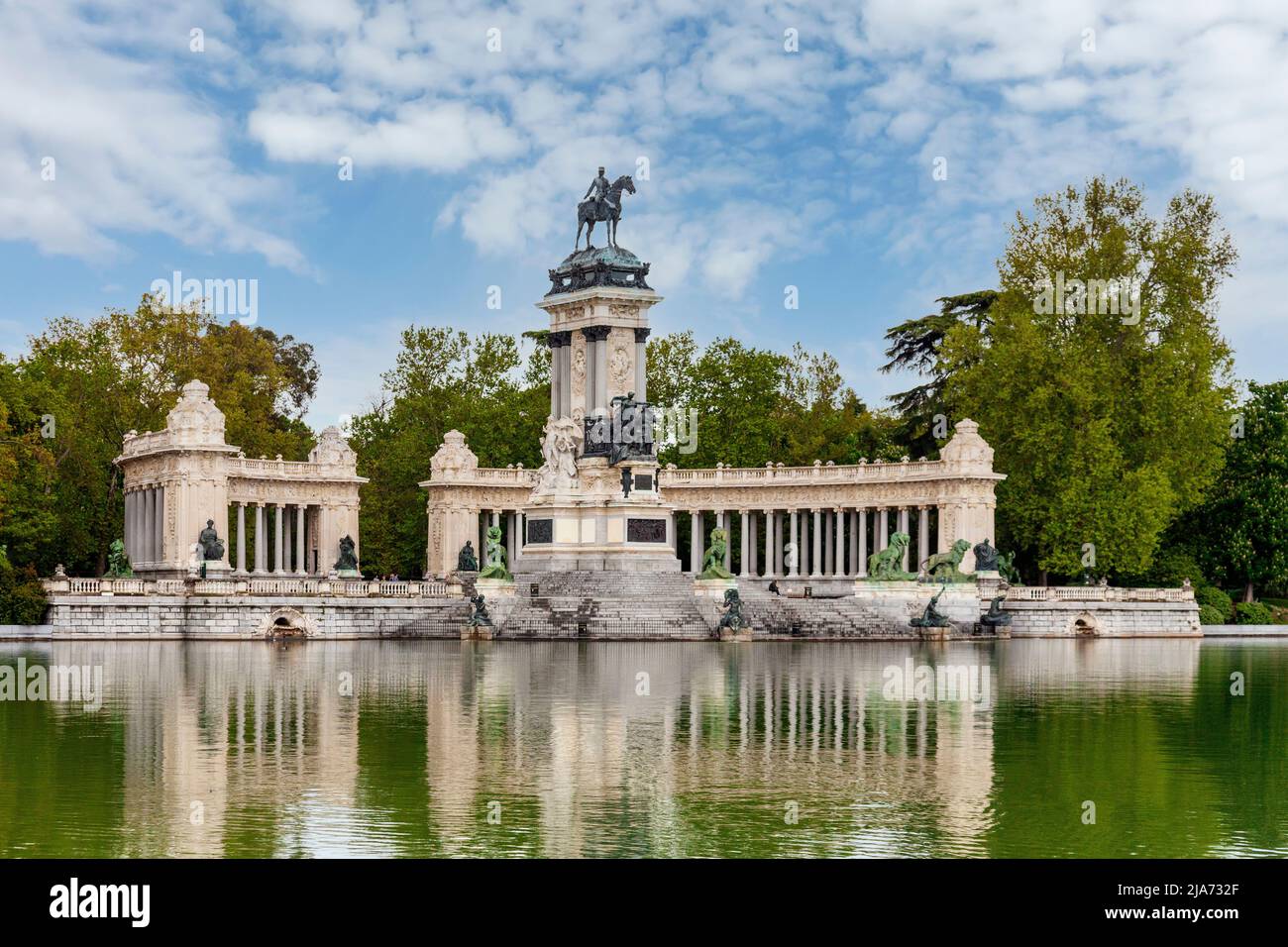El monumento a Alfonso XII, en el lago artificial del Parque El Retiro, en el centro de Madrid, España, diseñado por el arquitecto José Grases Riera. Foto de stock