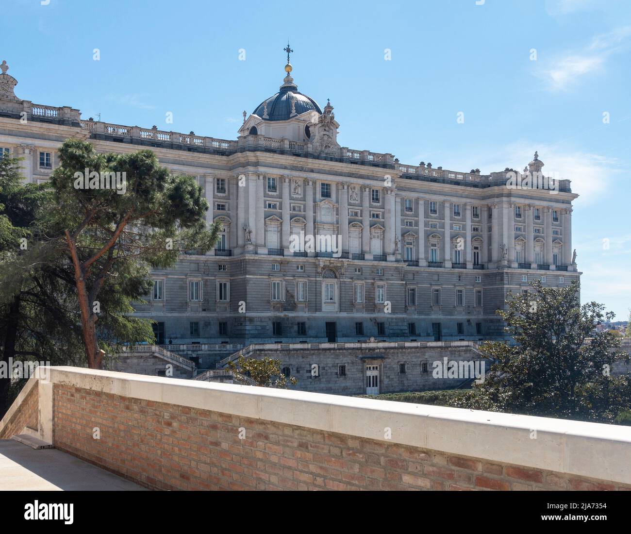 Fachada exterior trasera/norte del Palacio Real de Madrid / Palacio Real de Madrid, actualmente sólo se utiliza para ocasiones de Estado. Foto de stock