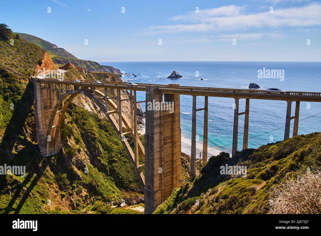 Highway One Iicónico Bixby Bridge en la costa oeste americana con vista al océano Foto de stock