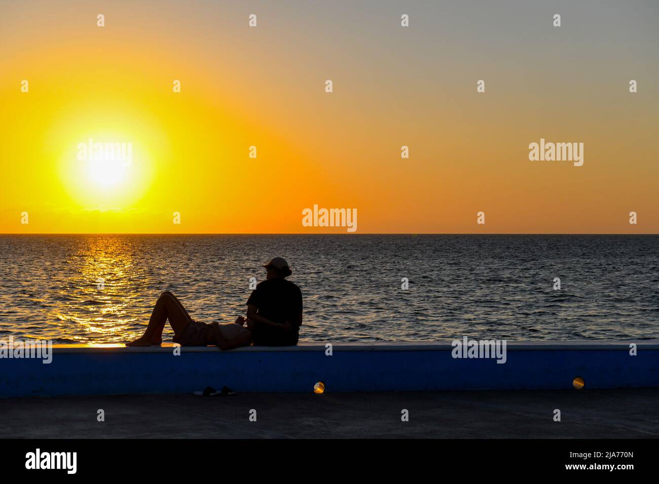 Pareja, puesta de sol, paseo marítimo, Campeche México Foto de stock
