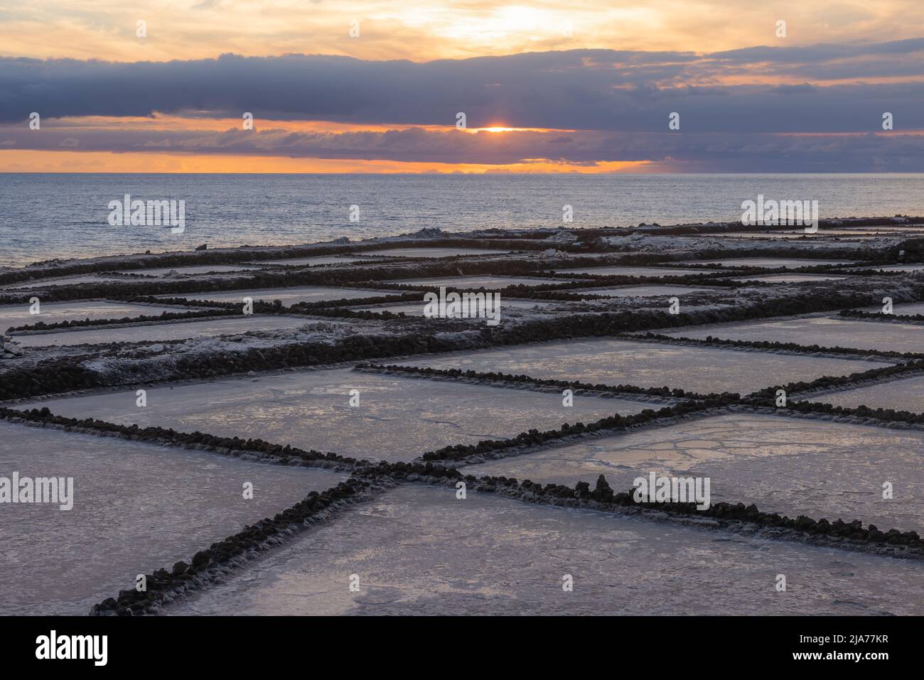 Puesta de sol en los campos de salinacion de Salinas de Fuencaliente en La Palma, Islas Canarias Foto de stock