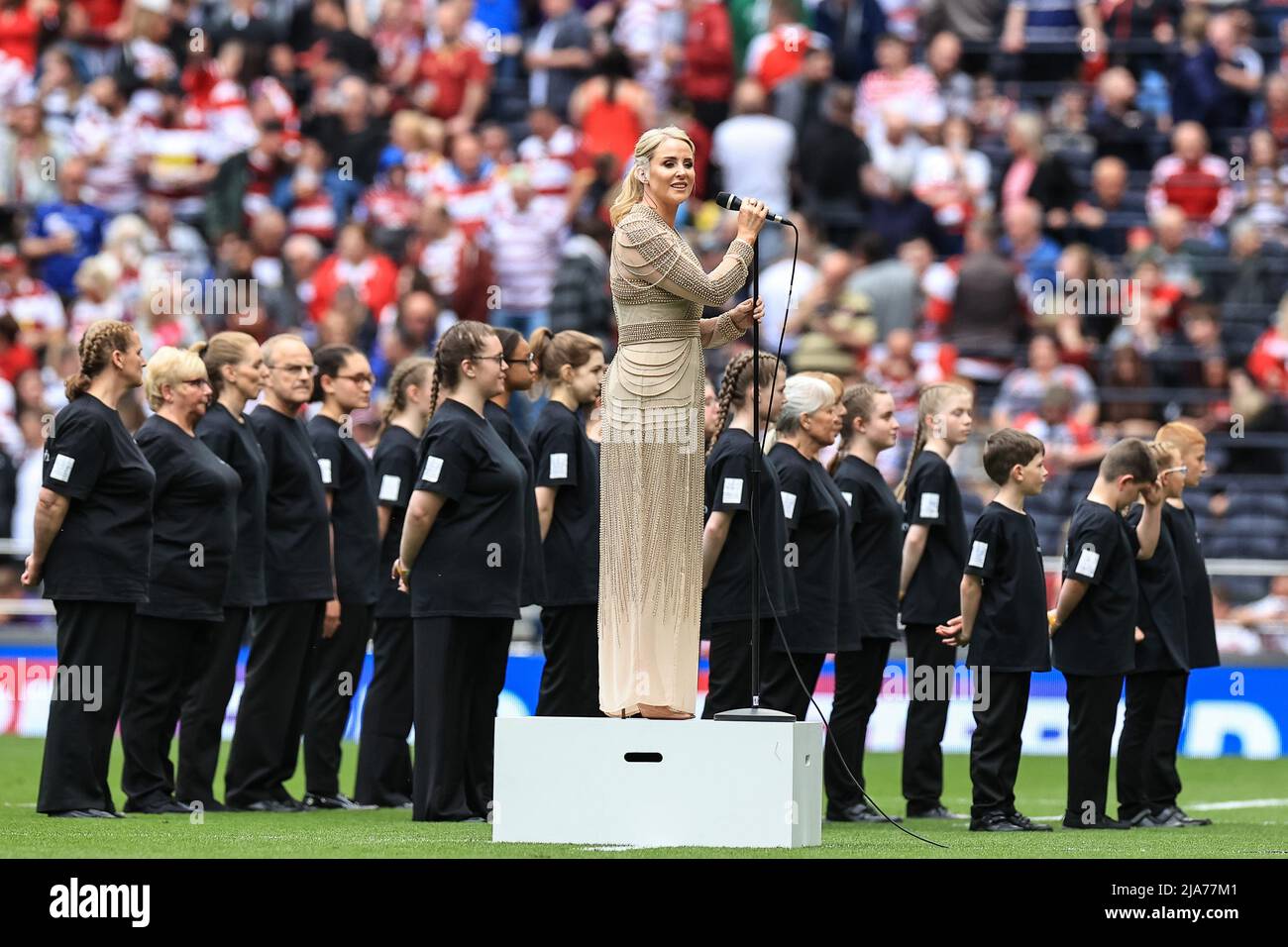 Lizzie Jones MBE canta en el Tottenham Hotspur Stadium Fotografía de stock  - Alamy