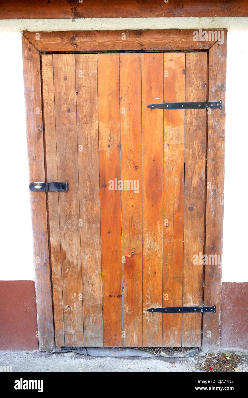 Puerta de cobertizo de madera, Szigethalom, Hungría Foto de stock