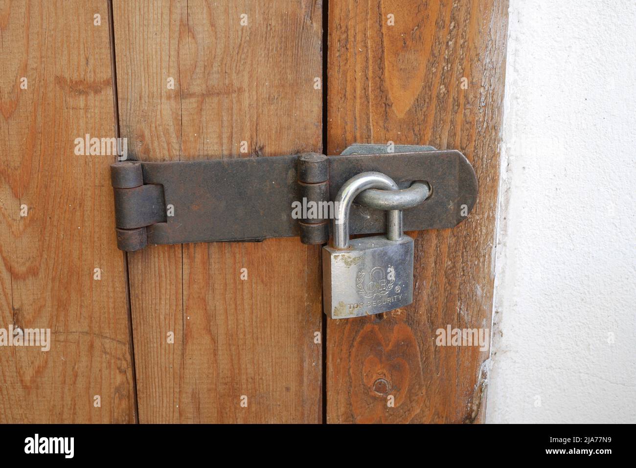 Candado y candado en una puerta de cobertizo de madera, Hungría Foto de stock