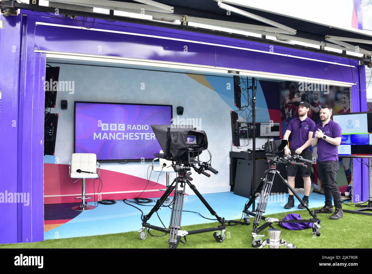 Manchester, Reino Unido, 28th de mayo de 2022. Un estudio de la BBC invita a la gente a practicar la presentación y la entrevista. Un roadshow nacional que celebra LA EUROCOPA 2022 de la UEFA Women's llega al Museo del Fútbol en Manchester, Inglaterra, Reino Unido. Con el apoyo de la BBC, ofrece la oportunidad de aprender nuevas habilidades futbolísticas. Los organizadores dijeron: 'Baje a los Jardines de la Catedral para conseguir fotos con el trofeo, participe en actividades, sea testigo de demostraciones de habilidades asombrosas y escuche a los ponentes estrella'. El roadshow hará 10 paradas en el Reino Unido. Crédito: Terry Waller/Alamy Live News Foto de stock