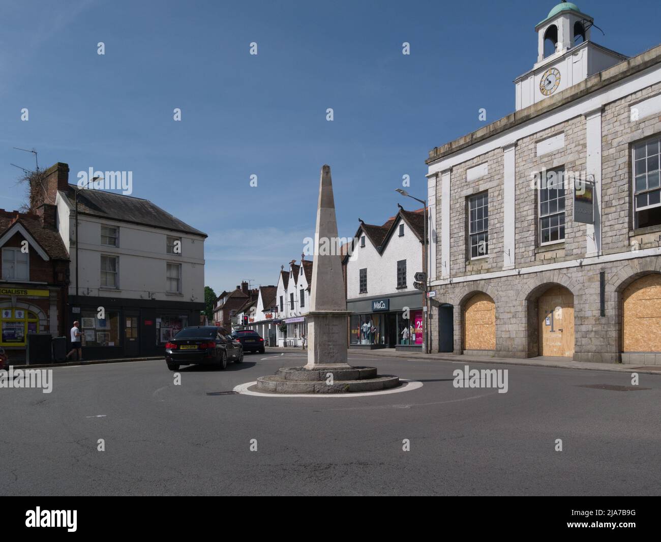 Obelisco con distancias talladas en la rotonda en Market Square Marlow Buckingham Inglaterra Reino Unido Foto de stock