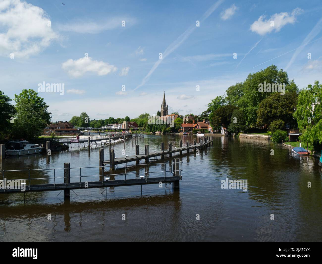 Vea a lo largo del río Támesis hasta la ciudad de Marlow Lock Buckinghamshire, Inglaterra, Reino Unido, en un hermoso y soleado clima de mayo Foto de stock