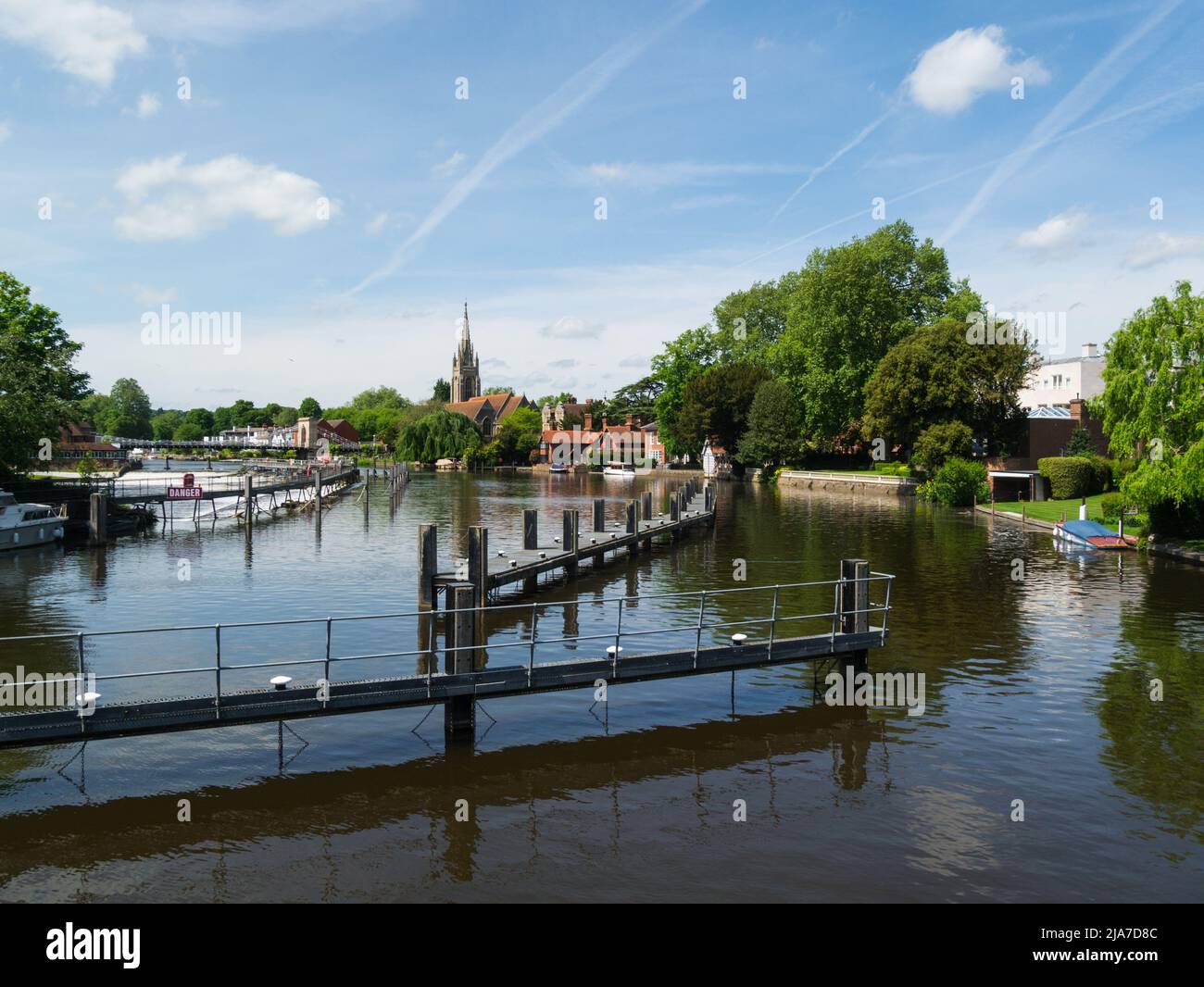 Vea a lo largo del río Támesis hasta la ciudad de Marlow Lock Buckinghamshire, Inglaterra, Reino Unido, en un hermoso y soleado clima de mayo Foto de stock