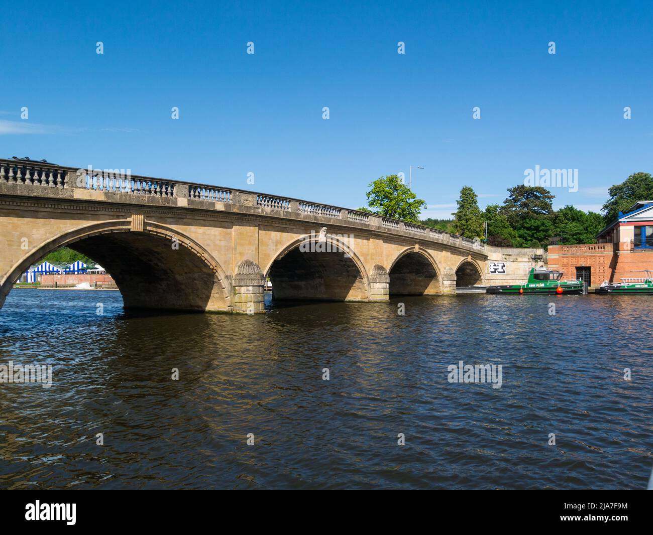 Vista a lo largo del río Támesis hacia el puente de la ciudad Henley-on-Thames Oxfordshire England UK Foto de stock