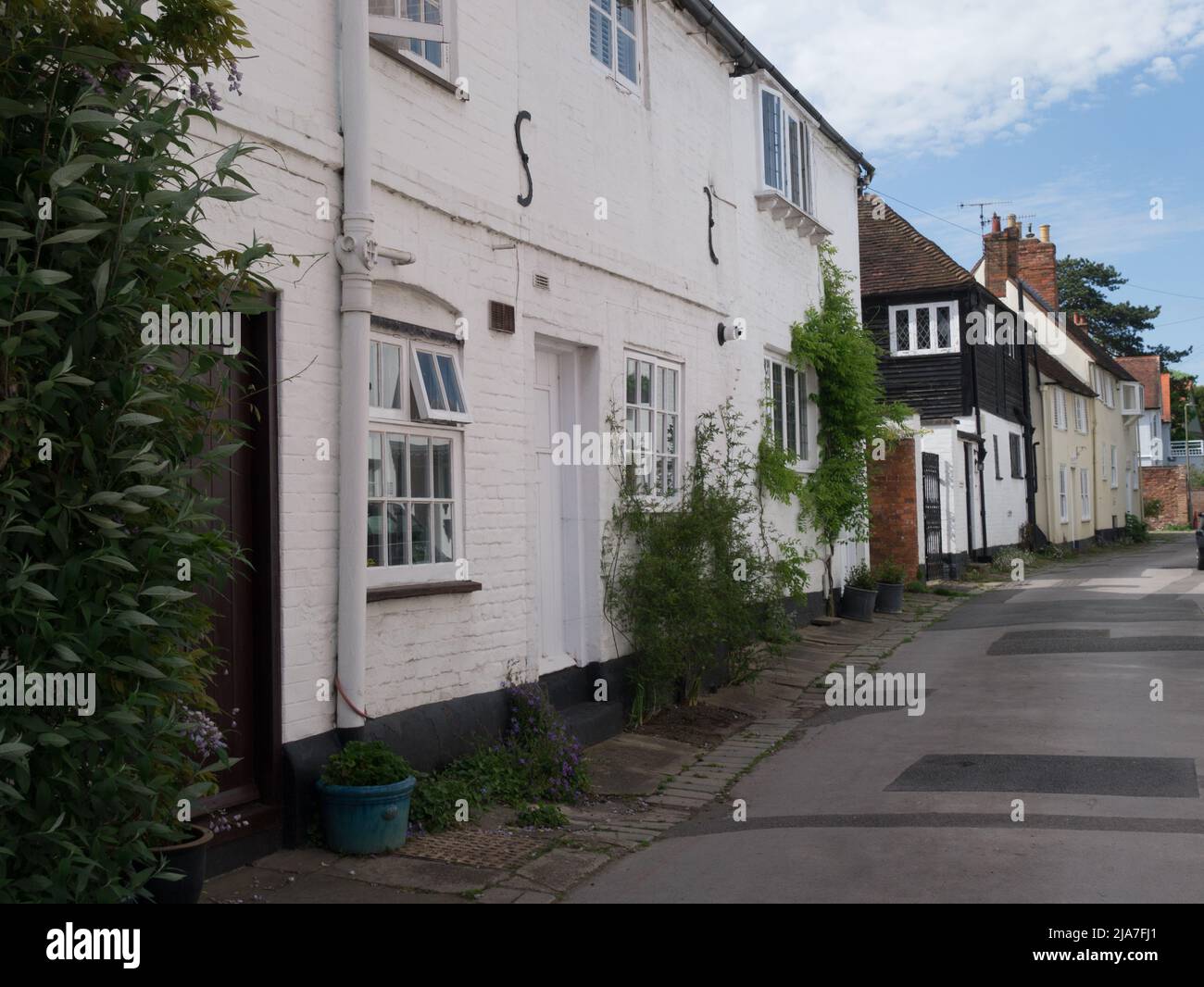 Terraza de casas encaladas en la calle lateral de Bell Street Henley-on-Thames Oxfordshire Inglaterra Reino Unido Foto de stock
