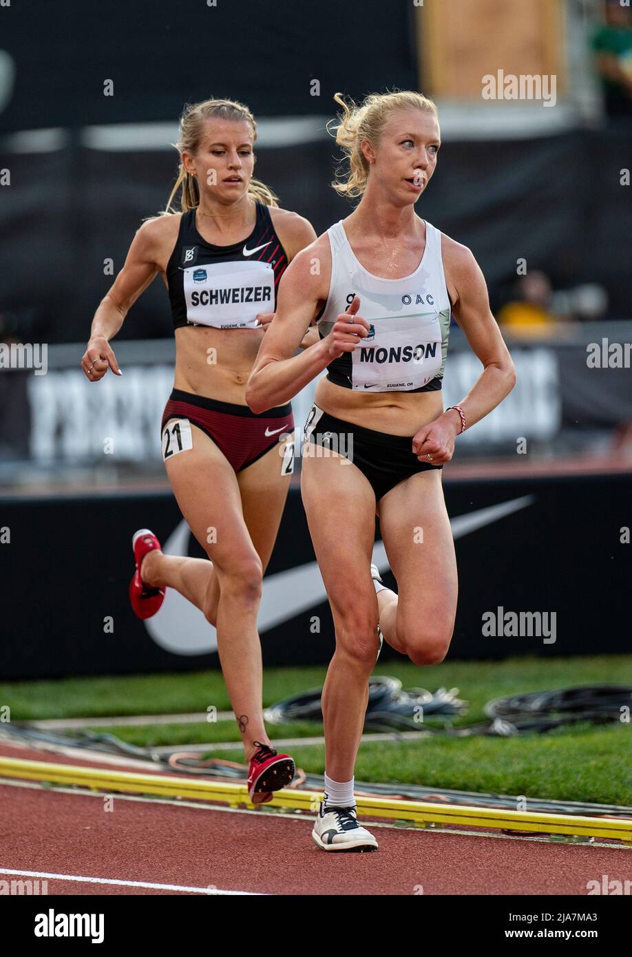 27 de mayo de 2022 Eugene O EE.UU.: Alicia Monson y Karissa Schweizer en la  carrera de 10.000 metros durante la reunión Nike Prefontaine Classic Night.  Karissa se apoderó de Alicia en