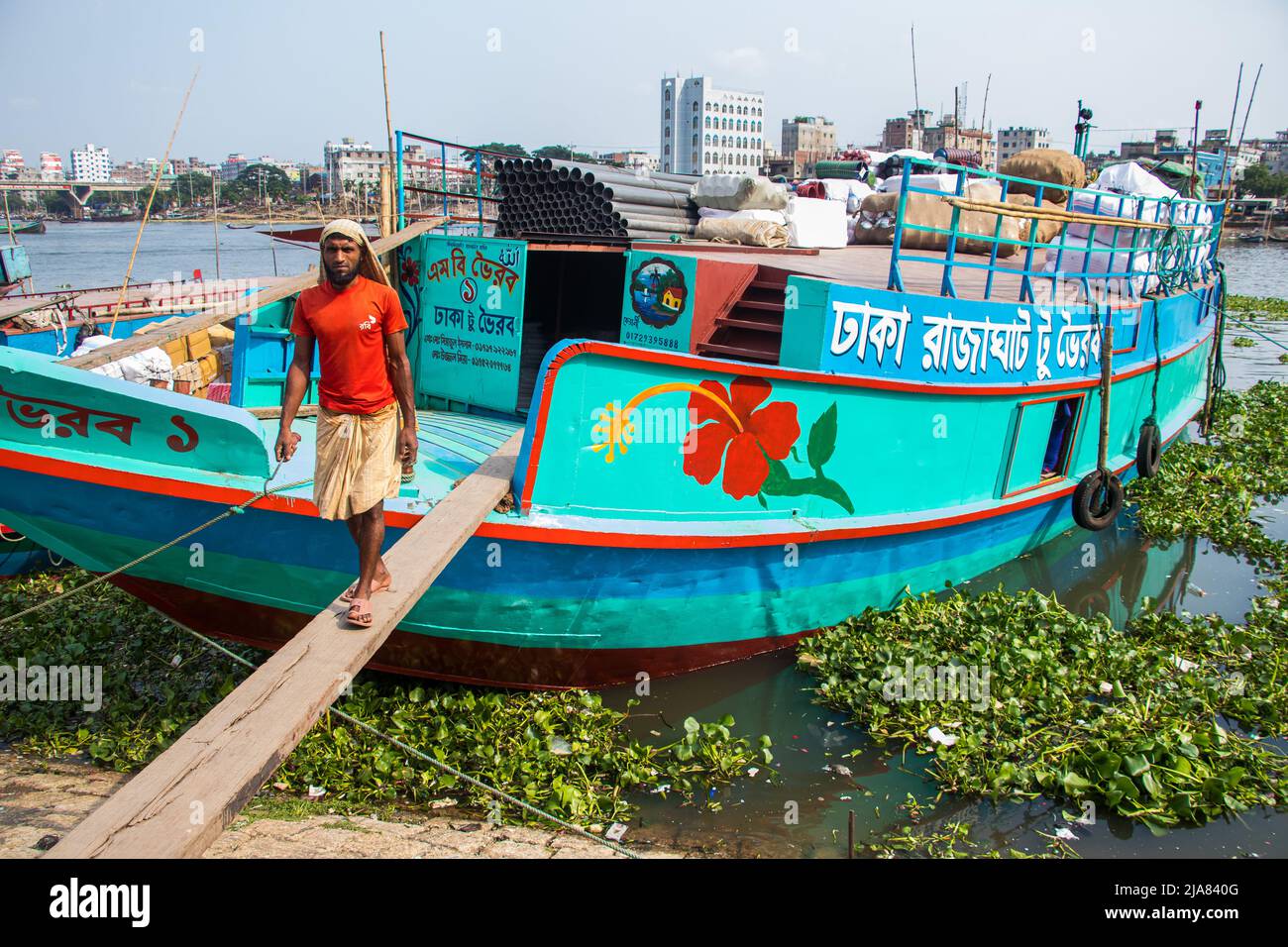 Estilo de vida diario en la orilla del río. Esta imagen fue capturada el 22 de mayo de 2022, desde el río Panghat, Burigongga, Dhaka, Bangladesh, Asia meridional. Foto de stock