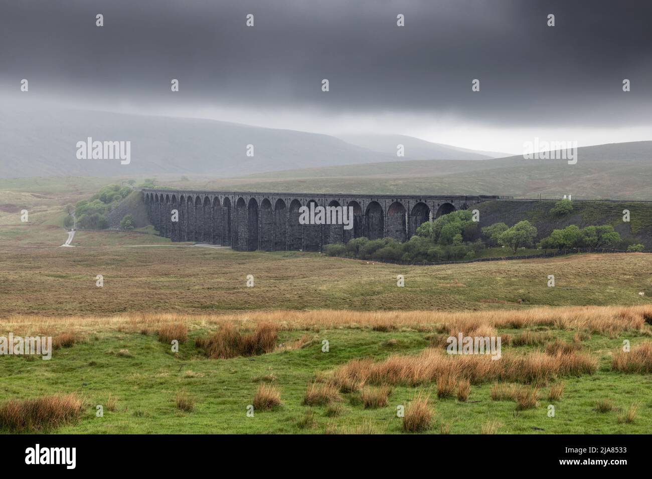 Un día húmedo y nublado en el viaducto de Ribblehead en el Parque Nacional Yorkshire Dales, Inglaterra, Reino Unido Foto de stock