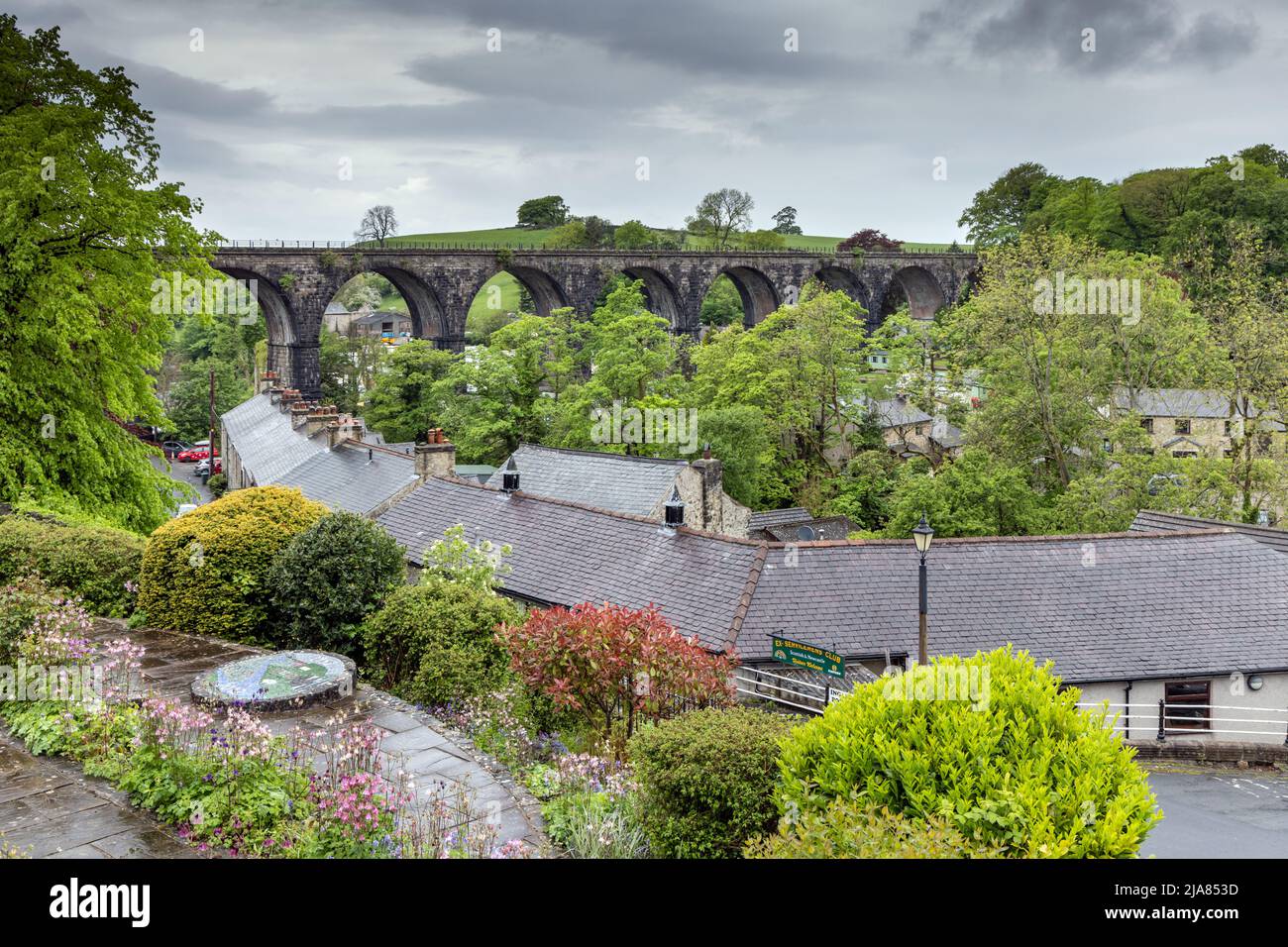 El viaducto de ferrocarril Ingleton en desuso cruza el valle del río Greta en los valles de Yorkshire, North Yorkshire, Inglaterra Foto de stock