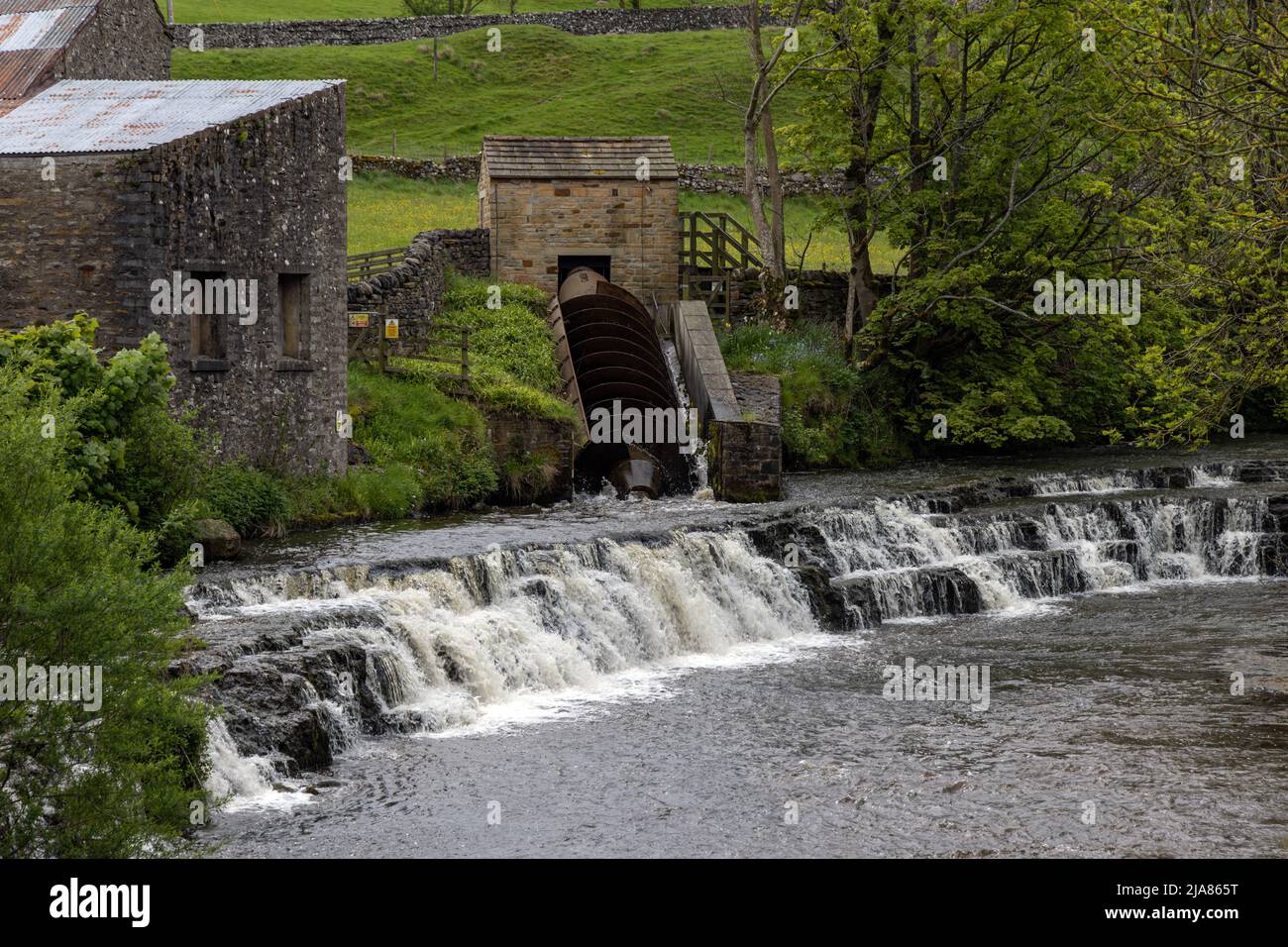 El río Bain Hydro es un generador hidroeléctrico en el río Bain en el pueblo de Bainbridge, North Yorkshire, Inglaterra Foto de stock