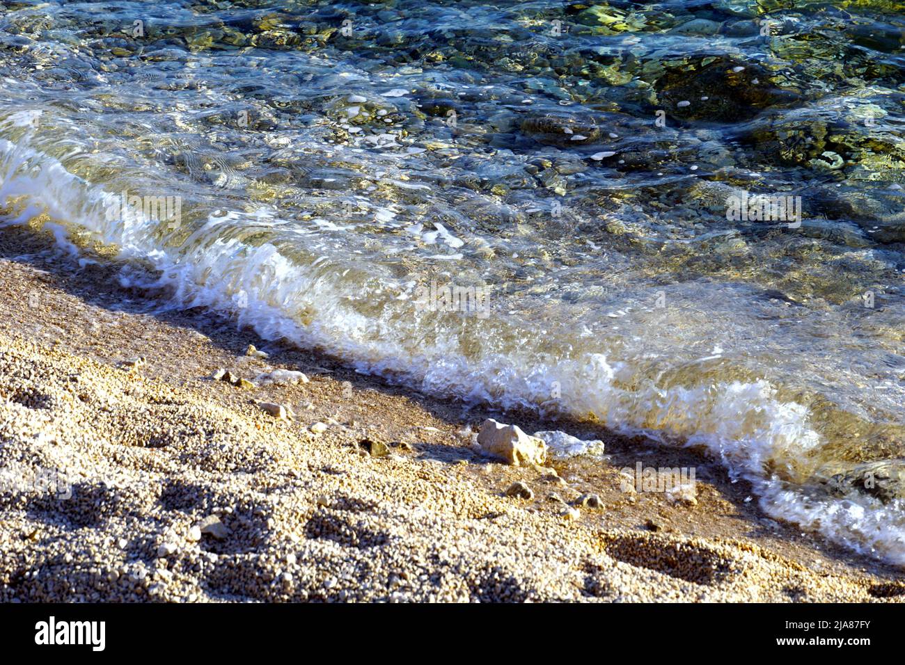 Día soleado en la costa del mar y playa de guijarros que recuerda a las vacaciones de verano Foto de stock