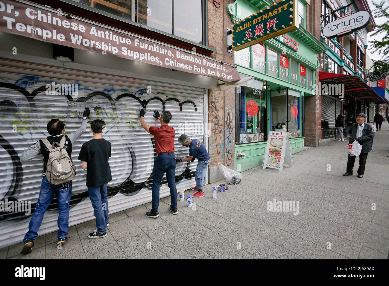 Vancouver, Canadá. 28th de mayo de 2022. Los voluntarios encubren graffiti en una pared en Chinatown de Vancouver, British Columbia, Canadá, el 28 de mayo de 2022. Crédito: Liang Sen/Xinhua/Alamy Live News Foto de stock
