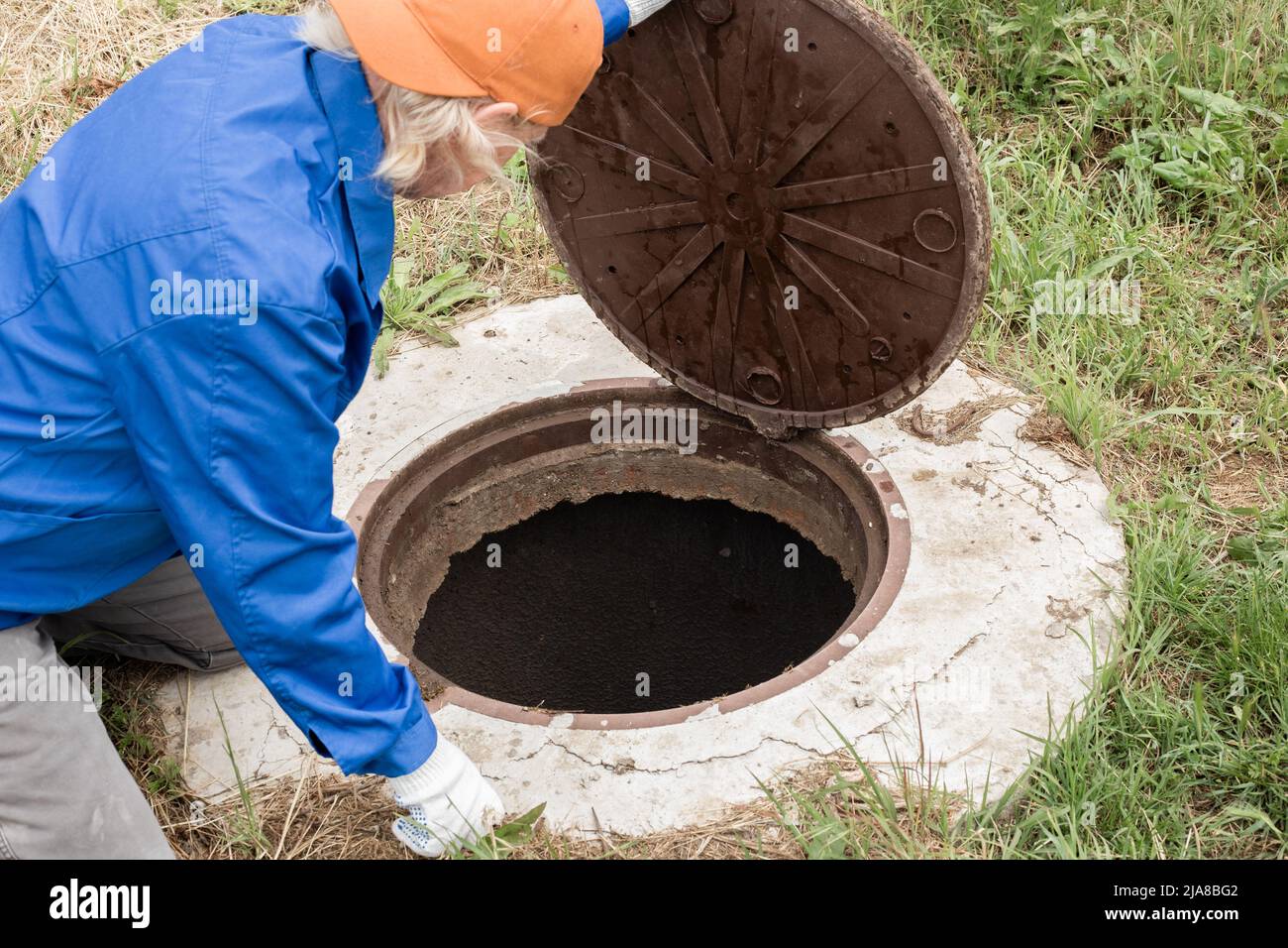 Alcantarillado De Pozos De Concreto, Reparación De Emergencia De Pozos, Fosa  Séptica Para Aguas Sucias, Instalación De Anillos De Concreto. Pozo De  Alcantarillado En El Agua Fotos, retratos, imágenes y fotografía de