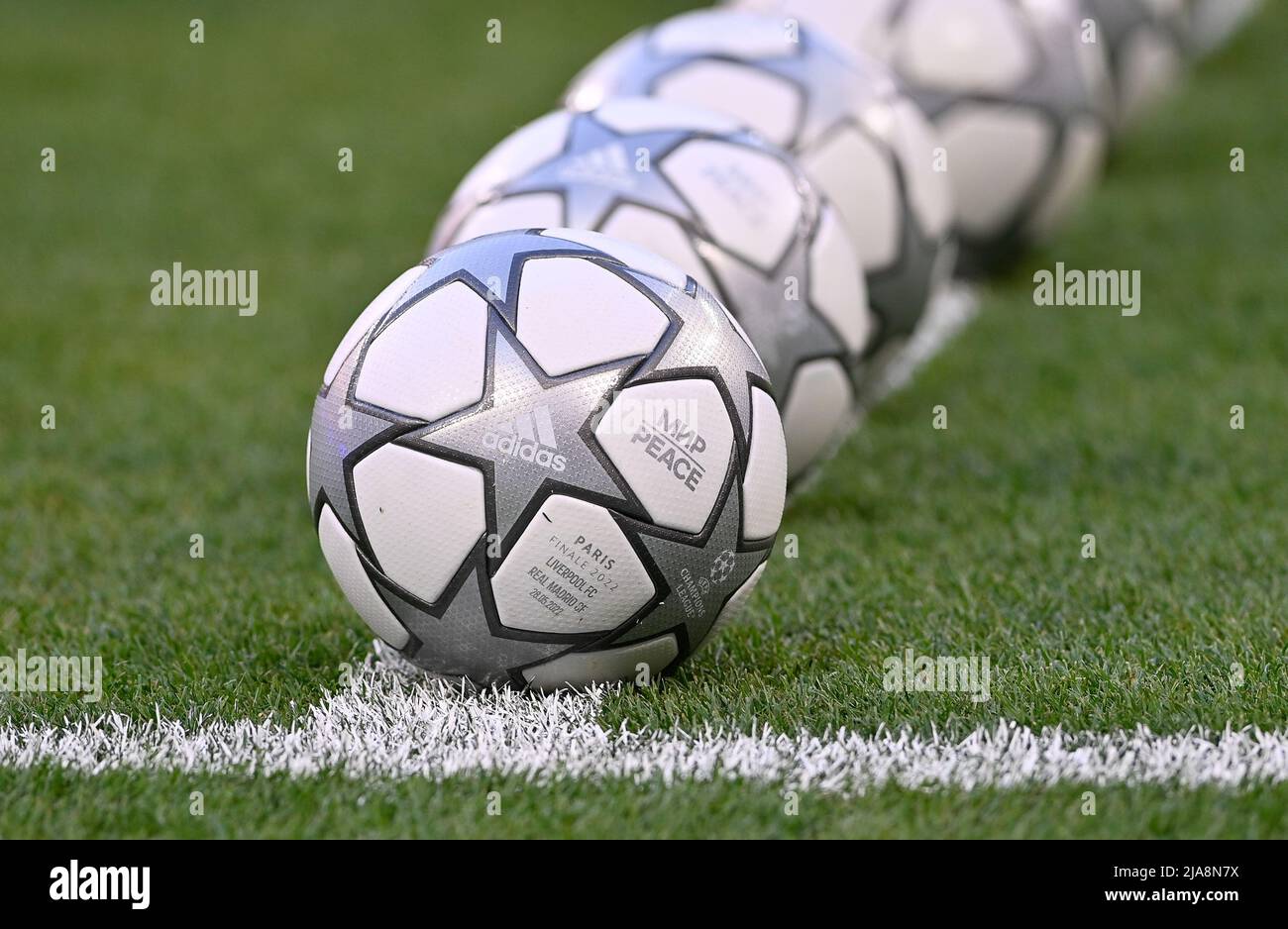 28 de mayo de 2022, Saint-Denis, Ile De France, Francia: Stade De France  ilustración que muestra la pelota oficial adidas con paz en ella durante un  partido de fútbol entre el Liverpool