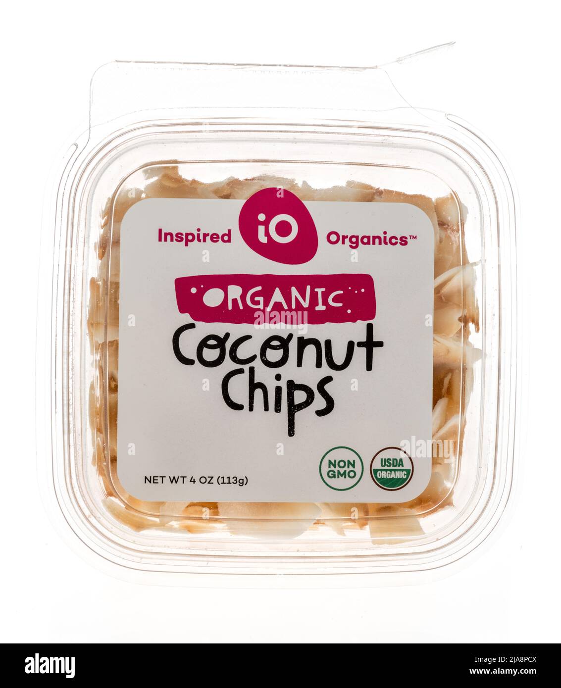 Winneconne, WI -23 de abril de 2022: Un paquete de chips de coco orgánicos inspirados sobre un fondo aislado Foto de stock