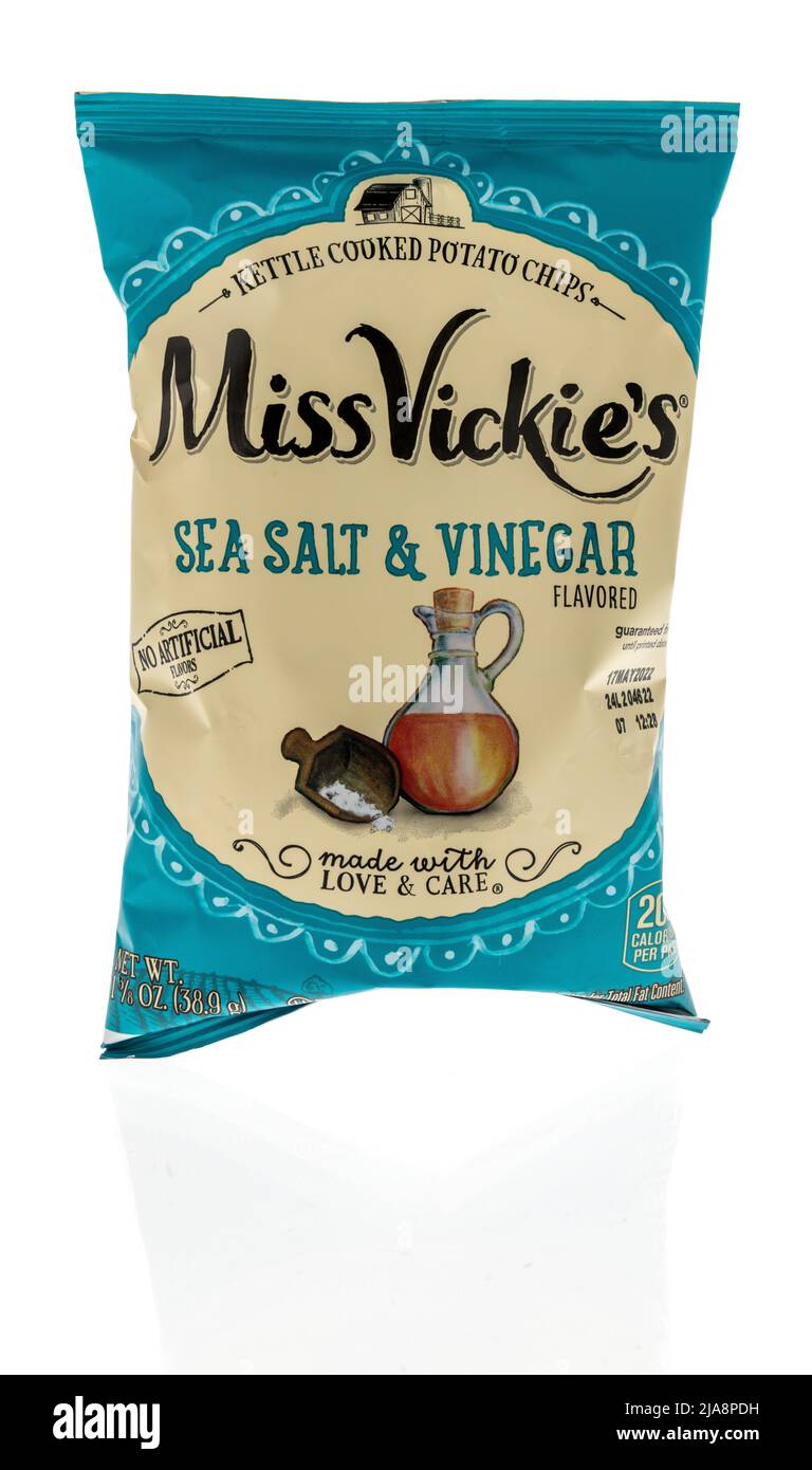 Winneconne, WI -23 de abril de 2022: Un paquete de Miss Vickies sal de mar y vinagre de agua caliente chips sobre un fondo aislado Foto de stock