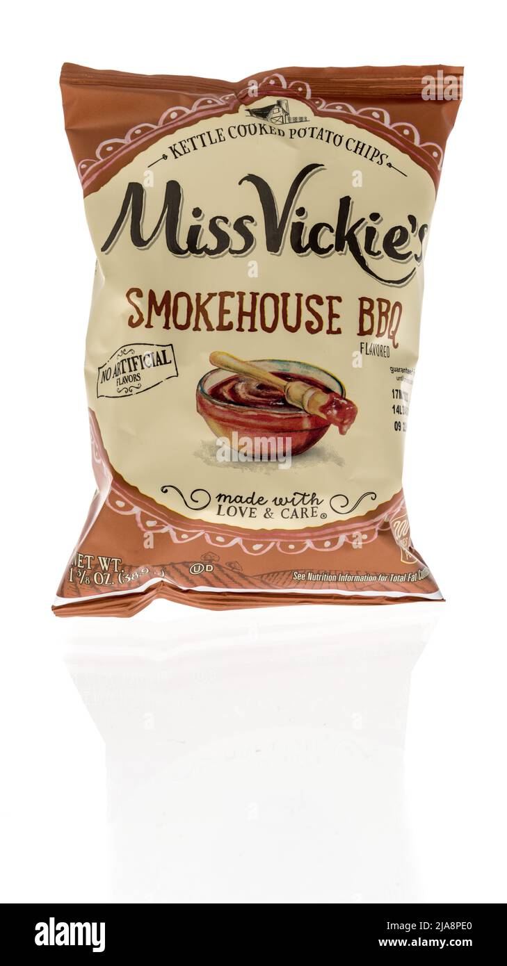 Winneconne, WI -23 de abril de 2022: Un paquete de Miss Vickies smokehouse barbacoa hervidor de agua cocido chips en un fondo aislado Foto de stock