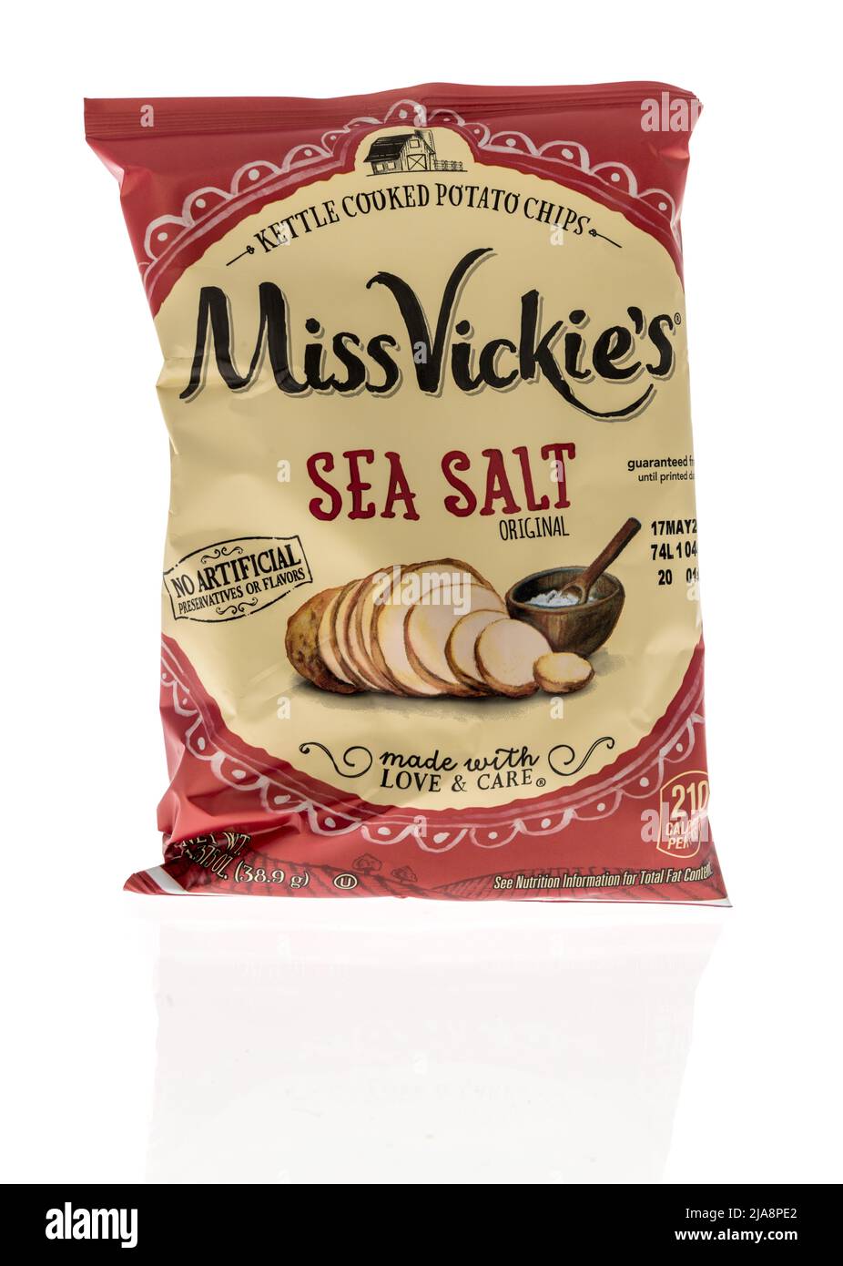 Winneconne, WI -23 de abril de 2022: Un paquete de Miss Vickies agua salada cocida patatas fritas sobre un fondo aislado Foto de stock