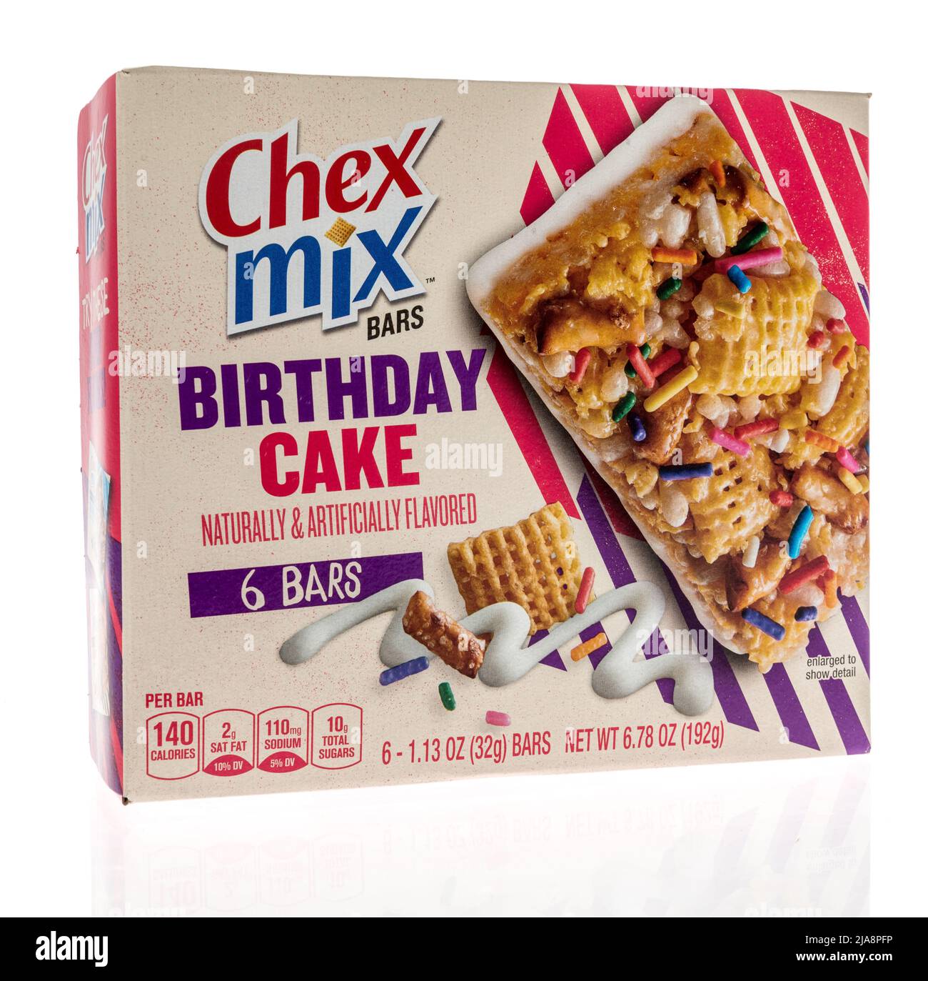 Winneconne, WI -23 de abril de 2022: Un paquete de Chex mezcla bares pastel de cumpleaños sobre un fondo aislado Foto de stock