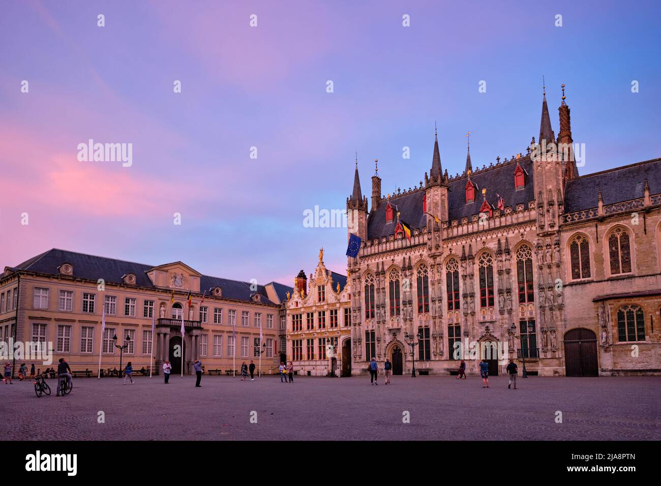 Edificio Stadsbestuur del Ayuntamiento de Brujas, en Brujas, Bélgica, por la noche Foto de stock