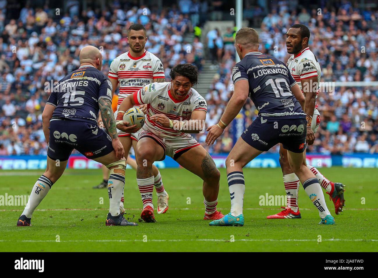 Londres, Reino Unido. 28th de mayo de 2022. *** Durante el partido final de la Copa AB Sundecks 1895 entre Featherstone Rovers y Leigh Centurians en el Tottenham Hotspur Stadium, Londres, Inglaterra, el 28 de mayo de 2022. Foto de Simon Hall. Sólo para uso editorial, se requiere licencia para uso comercial. No se puede utilizar en apuestas, juegos o publicaciones de un solo club/liga/jugador. Crédito: UK Sports Pics Ltd/Alamy Live News Foto de stock