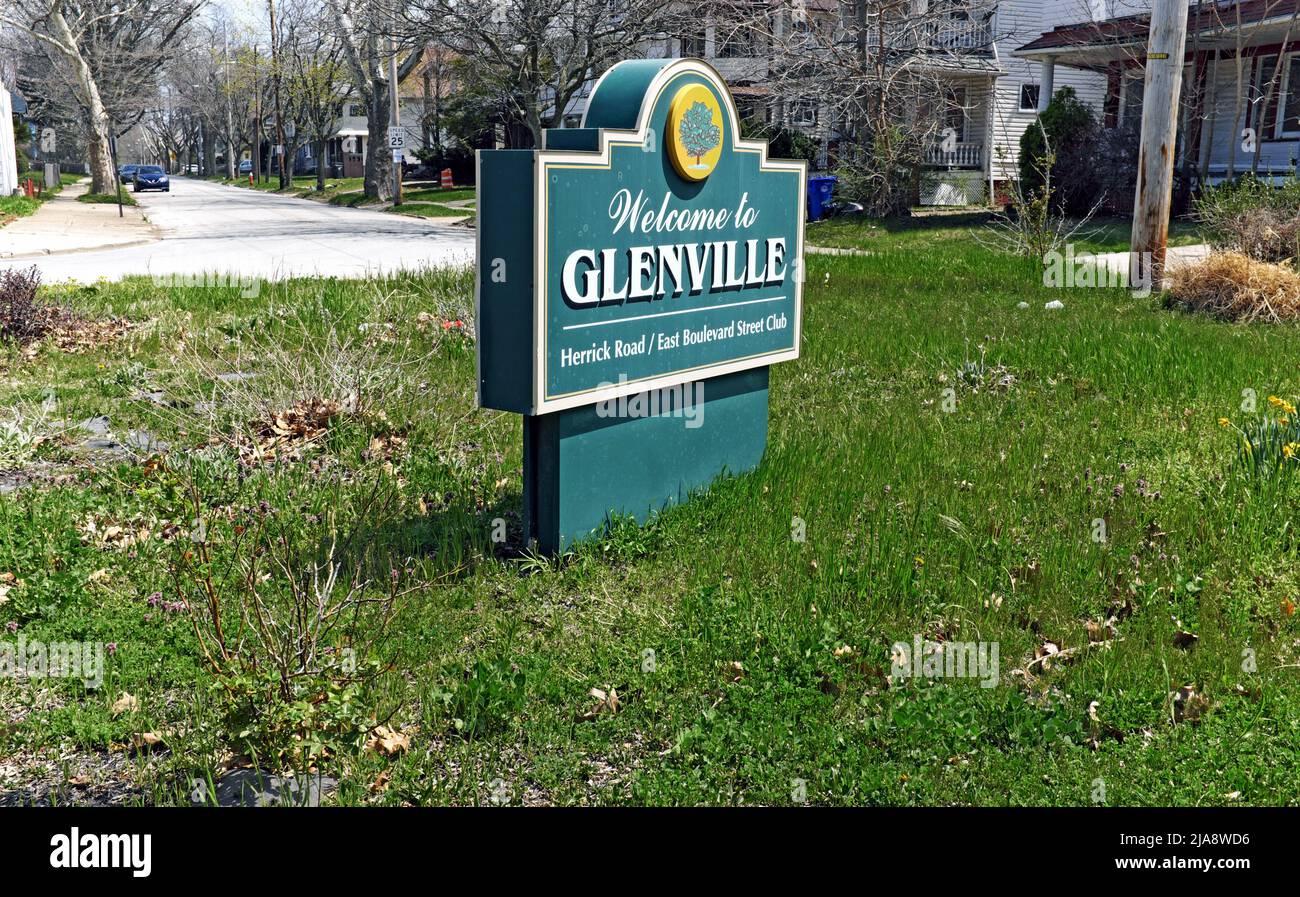 Un cartel de bienvenida a Glenville saluda a la gente al entrar en el barrio arruinado en el lado este de Cleveland, Ohio, EE.UU. Foto de stock