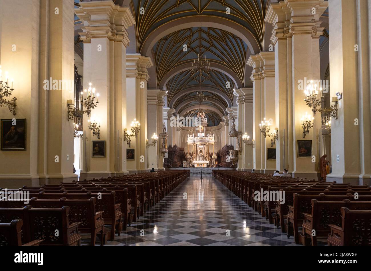La Basílica Catedral Metropolitana de Lima y Primado del Perú, por otra parte la Catedral Metropolitana de Lima, es una catedral católica romana ubicada en el P. Foto de stock