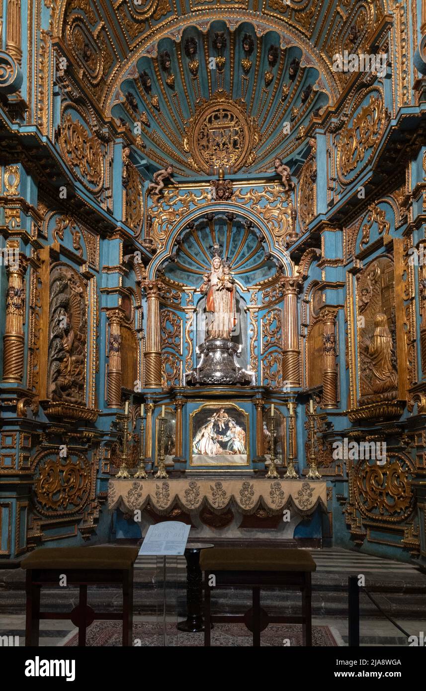 Alter barroco de la Capilla de la Inmaculada Concepción en la Basílica Catedral Metropolitana de Lima, también conocida como la Catedral Metropolitana de Lima Foto de stock