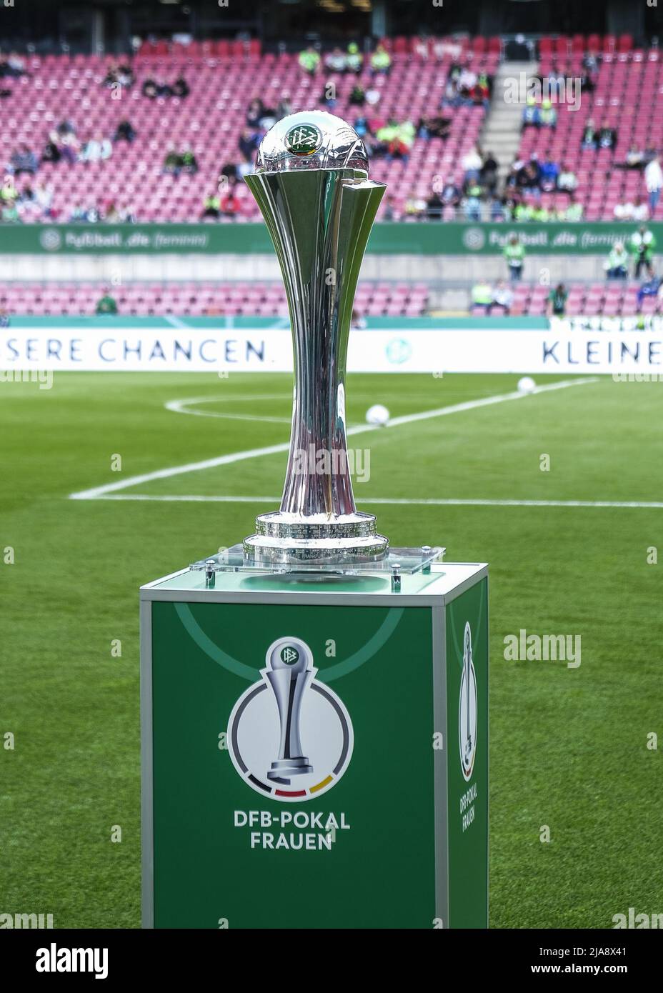 28 de mayo de 2022, Colonia, Renania del Norte Westfalia, Alemania: Colonia,  Alemania, 28th de mayo de 2022 El trofeo de la Copa DFB se exhibió en la  final de la Copa