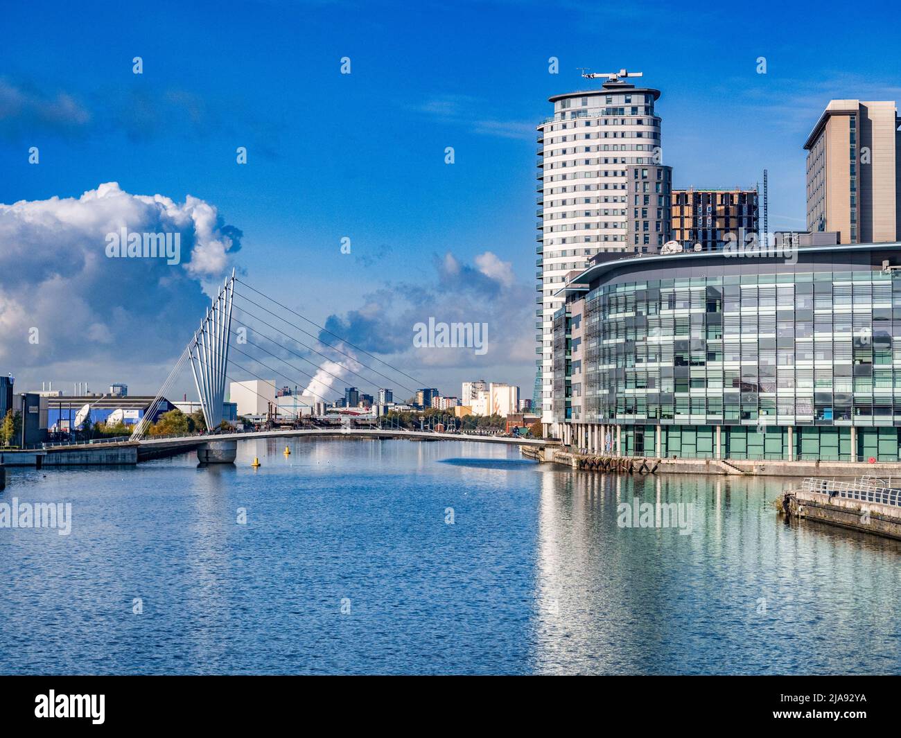 2 de noviembre de 2018: Salford Quays, Manchester, Reino Unido - Media City Footbridge, y Manchester Ship Canal, en una hermosa y soleada mañana de invierno. Foto de stock