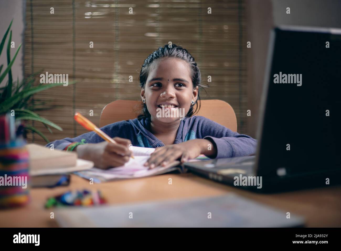 Indian Girl Estudiando clase en línea - covid 19. Niña asiática de 10-12 años. Foto de stock