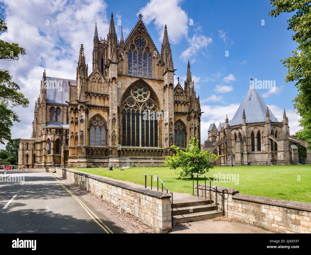 3 de julio de 2019: Lincoln, Reino Unido, la catedral y la sala capitular. Se está trabajando en la catedral y se pueden ver obreros. Foto de stock