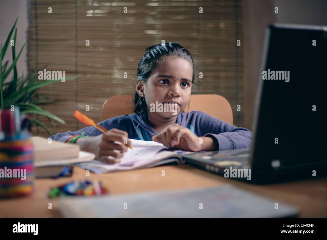 Indian Girl Estudiando clase en línea - covid 19. Niña asiática de 10-12 años. Foto de stock