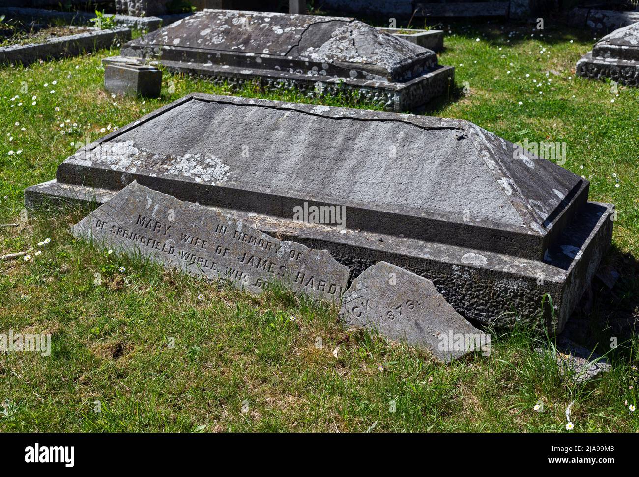 Una tumba en descomposición en el cementerio de Worle, Reino Unido Foto de stock
