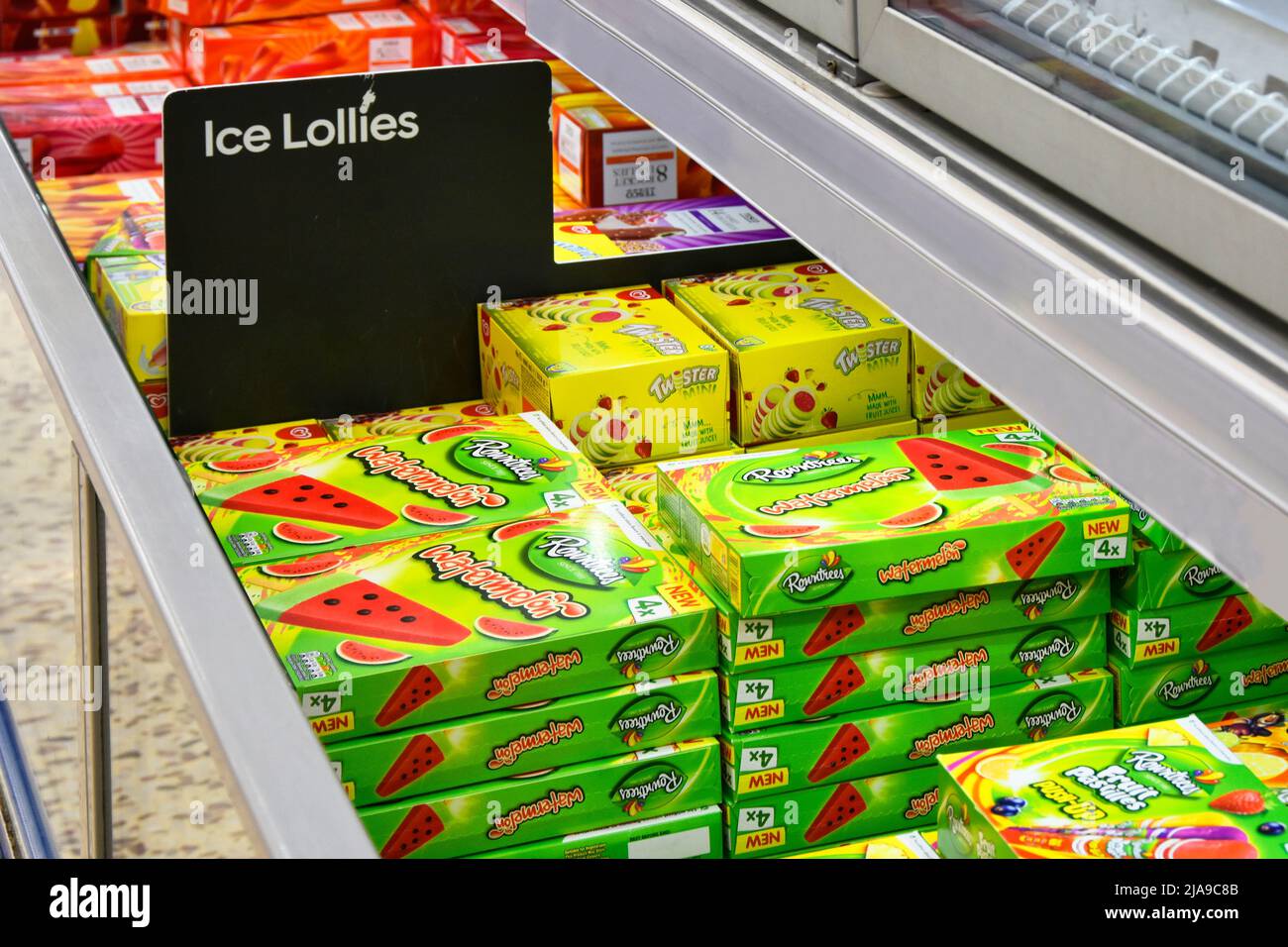 Cierre las cajas de lienitas de hielo y el cartel en el supermercado de alimentos congelados tienda de autoservicio de la pantalla en el embalaje de cartón (precios borrados) Inglaterra Reino Unido Foto de stock