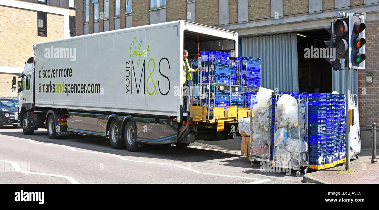 M&S camión y remolque de descarga nueva entrega y devolución reciclan residuos plásticos de la tienda al por menor de Marks and Spencer Brentwood Essex Inglaterra Reino Unido Foto de stock